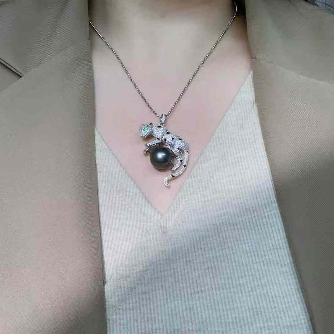 Rhinestone Leopard Pearl Pendant