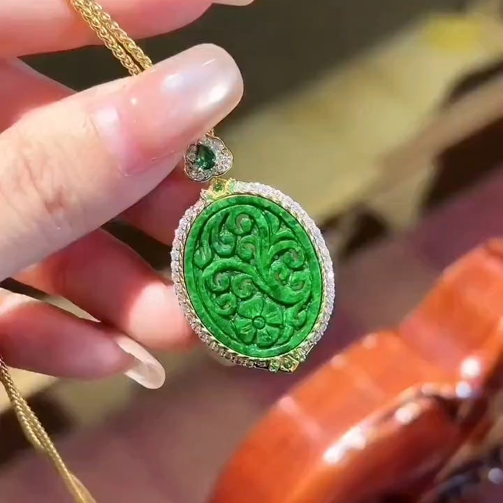 缅甸天然翡翠镂空吊坠