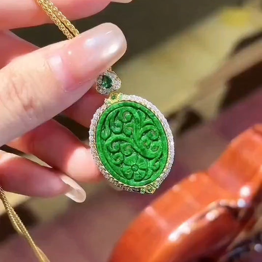 缅甸天然翡翠镂空吊坠