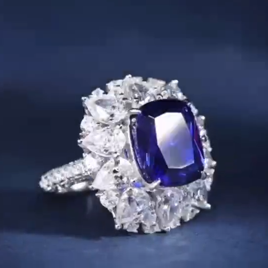 实验室培育皇家蓝宝石戒指