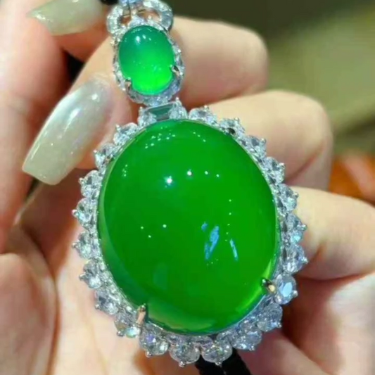 帝王绿玉髓鸽蛋吊坠