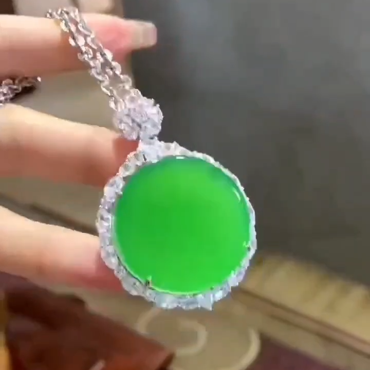 帝王绿玉髓护心吊坠耳环套装