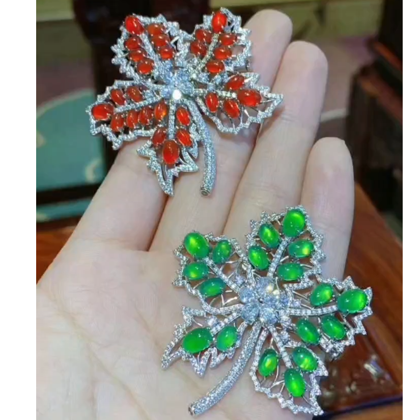 绿色和红玉髓枫叶胸针/吊坠