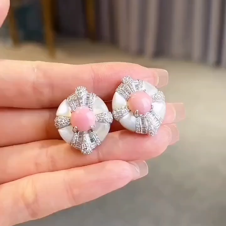 粉色和白色珍珠母贝耳环
