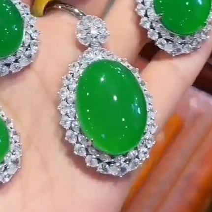 帝王绿玉髓鸽蛋吊坠，镶嵌钻石