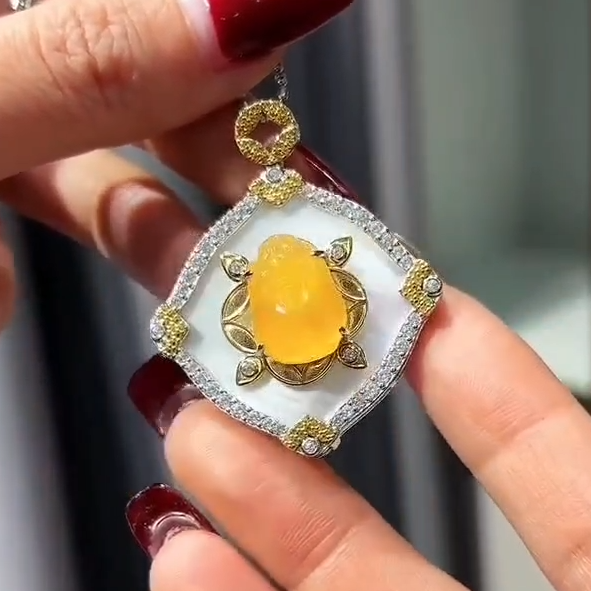 旋转龙黄玉吊坠