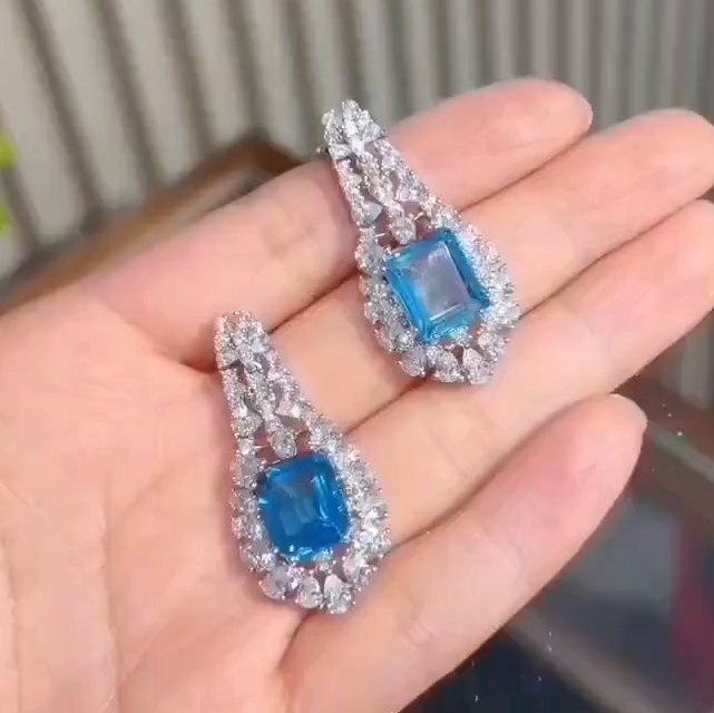 完美无瑕的托帕石和钻石吊坠