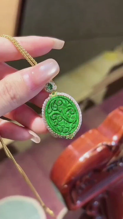 缅甸天然翡翠镂空吊坠